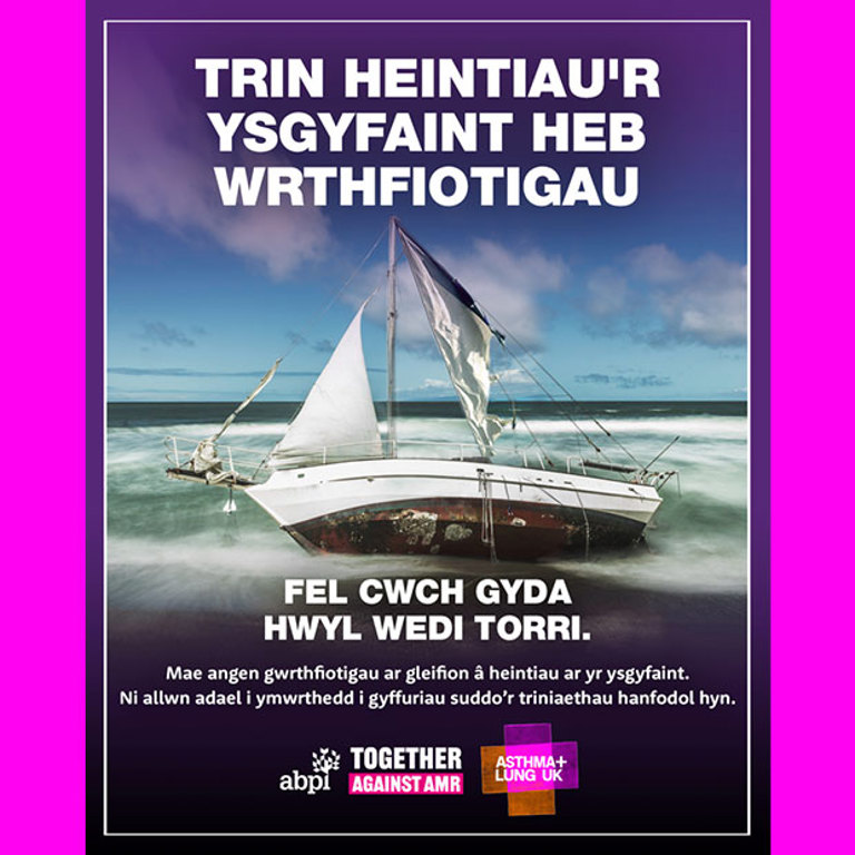 Cwch gyda hwyl wedi torri - llun llonydd